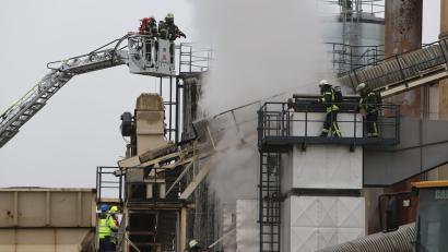 Bild: kaz
In Luhe kämpfte die Feuerwehr gegen einen Brand in einer Entstaubungsanlage.