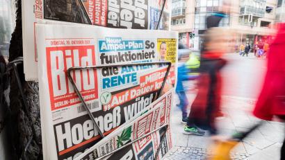 Symbolbild: Christoph Soeder, dpa
"Bild"-Verkauf an einem Zeitungskiosk.