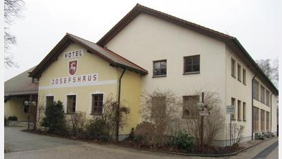 Bild: fg
Seit Jahren steht das Hirschauer Josefshaus leer. Aufgrund seiner Lage im neuen Sanierungsgebiet West dürfte das Gebäude für Investoren attraktiver werden.