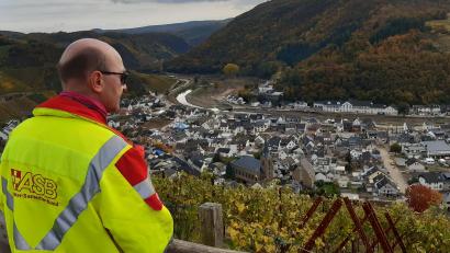 Bild: Roland Löb/exb
Ein Helfer des Arbeiter-Samariter-Bundes blickt auf die von der Flutkatastrophe zerstörte Gemeinde Dernau. Die Stadt Kemnath hilft der Kommune beim Wiederaufbau nun mit 50 000 Euro. Am Sonntag wird eine Delegation das Geld überbringen.