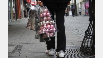 Bild: Gabi Schönberger
Die einen holen sich wegen 2G entspannter als sonst die Weihnachtskugeln im Einzelhandel ab. Die anderen geben sich angesichts der neuen Shopping-Regeln genervt die Kugel. Zu welcher Fraktion gehören Sie?