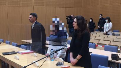 Bild: ca
Die Beschuldigte, im Bild mit Verteidiger Rouven Colbatz und einer Übersetzerin, muss gegen ihren Willen in der forensischen Psychiatrie bleiben.