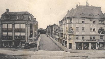Bild: Stadtarchiv Weiden
An der Kreuzung Sedanstraße/Wörthstraße, am heutigen Issy-les-Moulineaux-Platz, befanden sich zwei der größten jüdischen Geschäfte in Weiden: die Kaufhäuser Max Krell und Josef Wilmersdörfer.