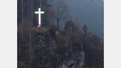 Bild: jp
Das erleuchtete Gipfelkreuz auf dem Knipferfelsen in Pfaffenhofen erhellt das dunkle Lauterachtal.
