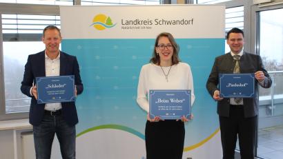 Bild: Manuel Lischka/Landratsamt Schwandorf
Sachgebietsleiter Christian Meyer, Stephanie Wischert vom LAG-Management und Landrat Thomas Ebeling (von links) präsentieren die neuen Hausnamen-Schilder.