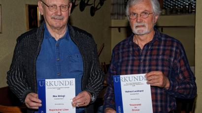 Bild: T. Enslein/exb
Max Striegl (links) erhielt die Auszeichnung Bayerischer Löwe in Bronze, Helmut Luckhardt bekam für 10 Jahre Mitgliedschaft im DVF eine Urkunde.