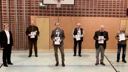 Bild: vsr
In der letzten Sitzung des Jahres wurden sechs verdiente Kummennaaber ausgezeichnet: Bürgermeisterin Marion Höcht überreichte die Medaillen an Gottfried Wenning, Bernhard Dagner, Max Sieder, Reinhard Naber, Franz-Josef Rötzer (von links).