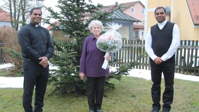 Bild: pi
"Vergelt's Gott" sagen Pfarrer Julius Johnrose (rechts) und Pfarrvikar Pater John Subash Vincent.