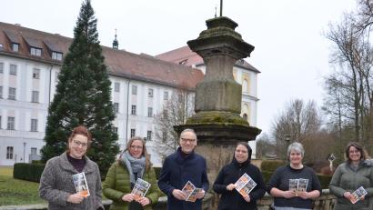 Bild: Stiftung Kultur- und Begegnungszentrum Abtei Waldsassen/exb
Ein anspruchsvolles Programm haben die Verantwortlichen der Stiftung Kultur- und Begegnungszentrum Abtei Waldsassen zusammengestellt. Im Bild (von links) Karo Wenisch (Stellvertreterin), Johanna Härtl (Leiterin der Geschäftsstelle), Bürgermeister Bernd Sommer, Sr. M. Sophia Schlembach als Vertreterin von Äbtissin M. Laetitia Fech, Claudia Dietz sowie Gitte Sommer, Teamassistentin in der Geschäftsstelle.