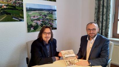 Bild: fjo
Ortsheimatpfleger Andreas Ringholz (links) übergibt eines der ersten Exemplare des neuesten Waidhauser Druckwerks an Bürgermeister Markus Bauriedl.