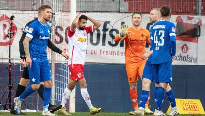 Bild: Matthias Balk/dpa
Sarpreet Singh (weißes Trikot) vergab die beste Chance für den SSV Jahn. Der SV Darmstadt 98 siegte aber verdient mit 2:0 in Regensburg.