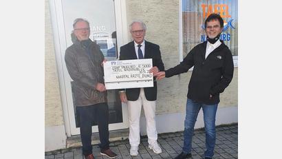 Bild: Tafel Nabburg/exb 
Dr. Reinhold Benz, Dt. Stephan Gilliar, Albert Bruckner (von links) bei der Spendenübergabe.