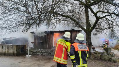 Bild: Feuerwehrverband Schwandorf/exb
Die eingesetzten Feuerwehren versuchten, das "Tauchersdorfer Häusl" zu retten. Die Holzhütte wurde dennoch zerstört.