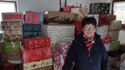 Bild: exb
Elke Kirchberger freut sich über 130 Pakete und 1860 Euro an Geldspenden für die Aktion "Für das Leben und die Hoffnung".