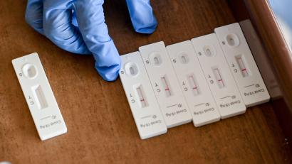 Archivbild: Jens Kalaene/dpa
Testergebnisse von Corona-Schnelltests. In Amberg und Amberg-Sulzbach geht derzeit die Anzahl der positiven Ergebnisse zurück.