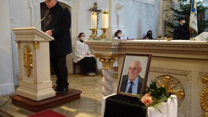 Bild: hm
Bürgermeister Richard Tischler (am Ambo) erinnerte in seinem Nachruf an das vielfältige Engagement von Laurenz Beer. Der ehemalige Chef der Sparkasse und Träger des Ehrentellers war am 9. Dezember im Alter von 90 Jahren verstorben.
