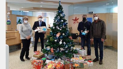 Bild: öt
Mit der Wunschsterne-Aktion des Caritasverbands Tirschenreuth und der Raiffeisenbank Oberpfalz-Nordwest gehen heuer 104 Weihnachtswünsche von Kindern aus bedürftigen Familien in Erfüllung. Ingrid Heinl (von links) und Peter Erhart von der Raiffeisenbank Oberpfalz-Nordwest übergaben die Geschenke an Caritas-Geschäftsführer Martin Kneidl und Caritas-Mitarbeiter Konrad Weis. Sie übergeben die Päckchen.