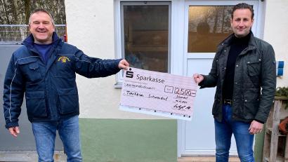Bild: Maximilian Weigl/exb 
Volker Olbrich, Kassenwart des Tierheims Schwandorf (links) nimmt den symbolischen Scheck von Maximilian Weigl (WMW Wohnbau GmbH) entgegen.