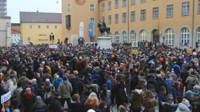Bild: mib
Bei einer Demonstration gegen die Corona-Maßnahmen in Regensburg kamen am Samstag rund 2400 Teilnehmer auf den Domplatz.