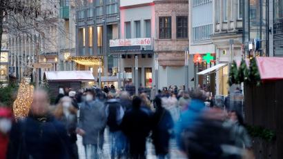 Symbolbild: Sebastian Willnow/dpa
Experten befürchten, dass weitere Kontaktbeschränkungen nicht zu vermeiden sein werden.
