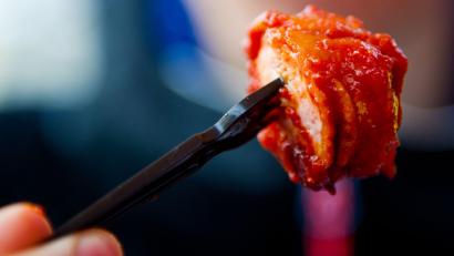 Bild: Daniel Bockwoldt/dpa
Currywurst muss manchmal einfach sein.