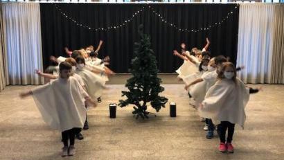 Bild: Grundschule ubb
Die Kinder de Klasse 1c führten in der renovierten Aula der Grundschule einen romantischen Schneeflockentanz auf.
