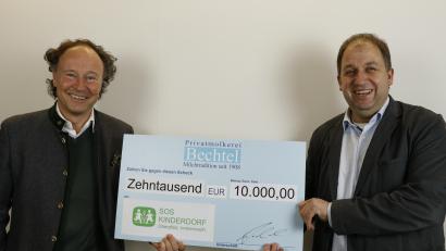 Bild: Alina Sigl/Molkerei Bechtel /exb
René Guhl (links), Geschäftsführer der Privatmolkerei Bechtel, zeigt das Bild mit Holger Hassel, dem Leiter des SOS-Kinderdorfes Oberpfalz bei der Spendenübergabe.