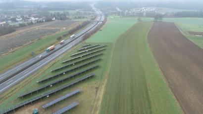Bild: bey
Die bestehende Photovoltaik-Freiflächenanlage soll in Richtung Lohma-Siedlung bis etwa in Höhe der ersten Autobahnbrücke mit einem Abstand von 40 Metern zur Autobahn erweitert werden.