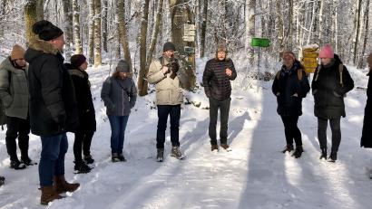 Bild: eib
Die Studenten unternahmen Tomáš Peckert, Direktor des CHKO Český les (Dritter von links) eine Exkursion in Plöß.