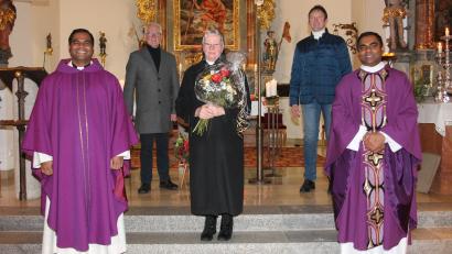 Bild: pi
"Vergelt's Gott" sagen Pfarrer Julius Johnrose (rechts), Pfarrvikar Pater John Subash Vincent (links), Bernhard Lang (Zweiter von rechts) und Josef Meckl der Jubilarin Schwester Bonita.