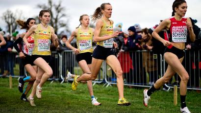 Bild: Kai Peters
Domenika Mayer (Zweite von rechts) läuft auf der EM-Strecke in Dublin in einer Gruppe mit ihren deutschen Teamkolleginnen Céline Kaiser (rechts dahinter) und Vera Coutellier. Mayer belegte Platz 21, Coutellier wurde 27., Kaiser erreichte Platz 45.