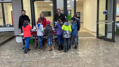 Bild: Marko Pammer/exb 
Dritter Bürgermeister Johann Kleber, Zweite Bürgermeisterin Irene Ehemann und Erster Bürgermeister Frank Zeitler (von links nach rechts) bei der Nikolausgeschenkaktion an der Grundschule Nabburg.