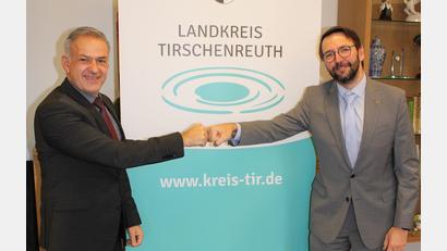 Bild: Euregio Egrensis/exb
Der bisherige Euregio-Präsident Patrik Pizinger (rechts) gratuliert dem neuen Repräsentanten des dreiseitigen grenzüberschreitenden Verbundes, Roland Grillmeier.