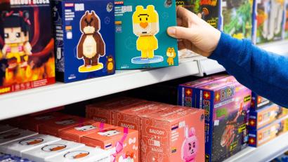 Bild: Moritz Frankenberg/dpa
In Bayern fällt die 2G-Regel für den Spielzeughandel.