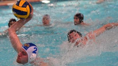 Archivbild: af
Nikolaj Neumann (links) und die Weidener Wasserballerfeierten den zweiten Saisonsieg.