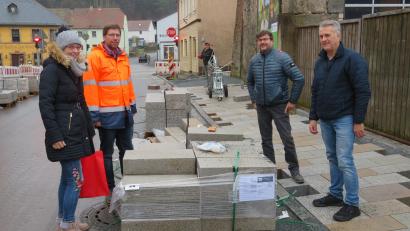 Bild: ow
Seit Anfang November überwacht Tiefbautechniker Daniel Färber (Zweiter von links) die Arbeiten am Marktplatz. Auf dem Bild prüft er mit den beiden Bürgermeistern Wolfgang Haberberger (Zweiter von rechts) und Helmut Schäffler (rechts) sowie mit Leonie Bär vom Bauamt der VG Eschenbach (links) die Verlegung der Pflastersteine am Unteren Tor.