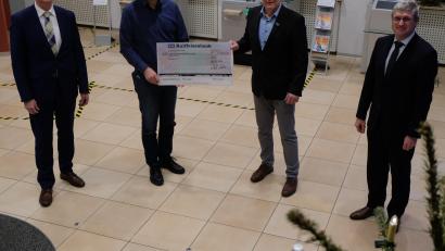 Bild: le
Die Raiffeisenbank Floß/Flossenbürg spendete auch in diesem Jahr aus Geldern des Gewinnsparens über 12 350 Euro an 30 Vereine und Institutionen im Geschäftsbereich Floß-Flossenbürg. Von links: Direktor Josef Völkl, Bürgermeister Thomas Meiler, Bürgermeister Robert Lindner und Vorstandsvorsitzender Jürgen Schnappauf.