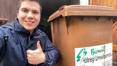 Bild: Alexander Smoljanovic
Alexander Smoljanovic strahlt: In Ursensollen hat er seine lang gesuchte Biotonne bekommen.
