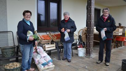 Bild: gi
Marga Braun, Angela Striegl und Elisabeth Reger (von links) haben die Gemüsebeutel mit Bio-Gemüse gefüllt.