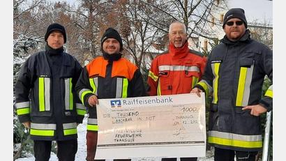 Bild: bk
Kein Jubiläum, keine Einnahmen – trotzdem überweist die Thansüßer Feuerwehr 1000 Euro nach Ahrweiler. Bei der Scheckübergabe (von links): Michael Espach, Michael Meyer, Markus Dreyer und Vorsitzender Philipp Grünbauer.