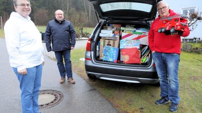 Bild: akp
Voll bepackt mit von Kindern gespendeten Spielsachen ist das Auto Erwin Laurers vor dem Transport nach Mayschoß. Im Bild (von links) Lisa Bräutigam, der Geschäftsführer des Gleiritscher Dorfladens, Anton Brand, und Erwin Laurer.
