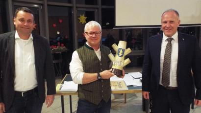 Bild: e
Josef „Bebbo“ Schuller (Mitte) erhält den Schnaittenbacher Kulturschnoittling aus den Händen der Bürgermeister Marcus Eichenmüller (rechts) und Uwe Bergmann (links).