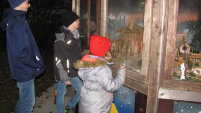 Bild: sei
Viel zu entdecken gibt es für Kinder in der Manteler Weihnachtskrippe auf dem Marktbrunnen.