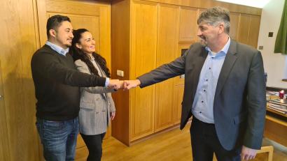 Bild: sne
"Fist-Bump" auf eine erfolgreiche Zusammenarbeit: Serkan und Ehefrau Serefe Maktav freuen sich mit Bürgermeister Edgar Knobloch schon auf die Eröffnung der Stadthalle.