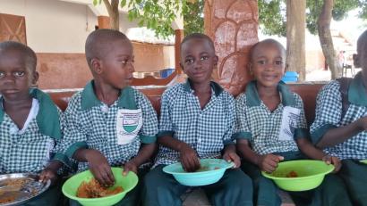 Bild: Socialis for The Gambia/exb
Der Gebenbacher Verein Socialis for The Gambia sorgt dafür, dass rund 600 Kinder in Gambia täglich eine Mahlzeit bekommen. Das Nationalgericht Domoda gibt es im Februar auch für die Menschen in Amberg. Die dürfen nicht nur schlemmen, sondern tun damit auch gleich noch etwas Gutes.
