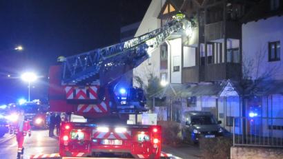 Bild: Berufsfeuerwehr Regensburg, Fruth
Mithilfe einer Drehleiter rettete die Feuerwehr Bewohner aus dem verrauchten Mehrfamilienhaus in Regensburg.