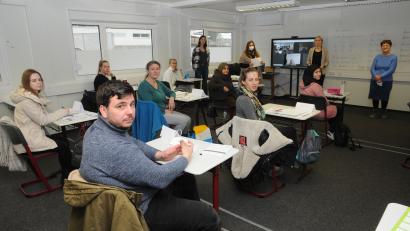 Bild: ige
In den Unterrichtscontainern hinter der Walter-Höllerer-Realschule hält die VHS Amberg-Sulzbach jetzt ihren Elternintegrationskurs. Irma Axt und Claudia Mai von der VHS (hinten, von rechts) stellten das Projekt vor.