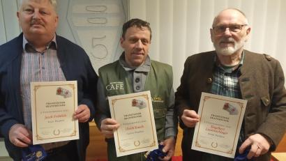 Bild: dl
Die besten Spieler und Vereinsmeister 2021 der Thansteiner Skatfreunde sind Jacek Fröhlich, Ulrich Knoch und Engelbert Lautenschlager.