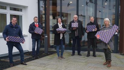 Bild: Rotary Club Weiden/exb
Bei der Übergabe der Pakete für Menschen in Notlagen freuen sich: (von links) Florian Rieder, Jürgen Spickenreuther, Martina Pain-Liebl (Diakonie), Präsident Lothar Höher, Albert Vitzthum (Kath. Jugendfürsorge), Dagmar Deutschländer (Diakonie).