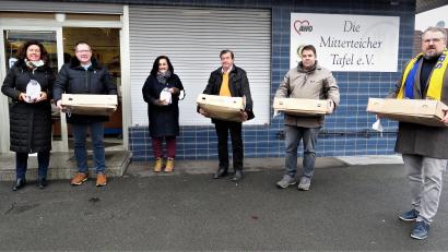 Bild: ubb
Tafel-Vorsitzende Nicole Fürst (Dritte von links) bedankte sich bei Silvia und Johann Lemberger, Franz Göhl, Andreas Kempf und Lions-Präsident Volker Höcht (von links) für die 50 Enten.